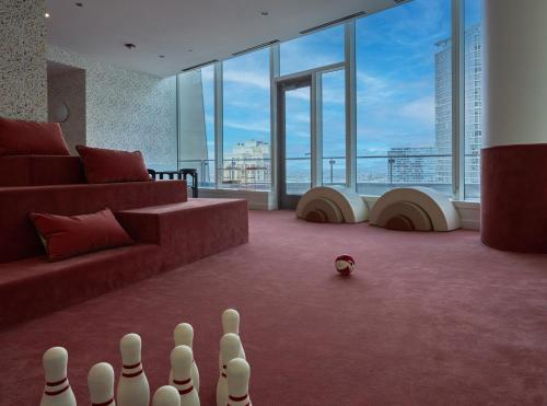a living room with a couch and a group of snockeredongo at Lux Apts with Lake Views and Top Amenities in Chicago