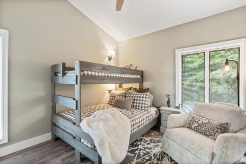 une chambre avec un lit superposé et une chaise dans l'établissement Marla on the Mountain, à Sugar Mountain