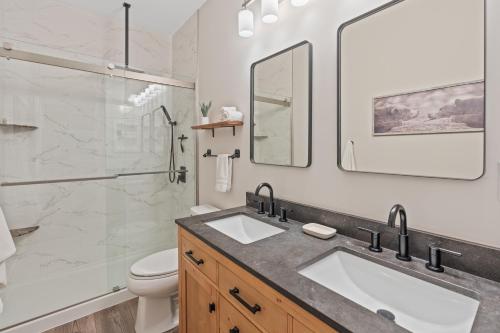 une salle de bain avec deux lavabos et une douche dans l'établissement Marla on the Mountain, à Sugar Mountain