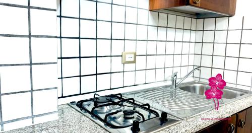Residenza Locci - Rooms & Apartmentsにあるキッチンまたは簡易キッチン