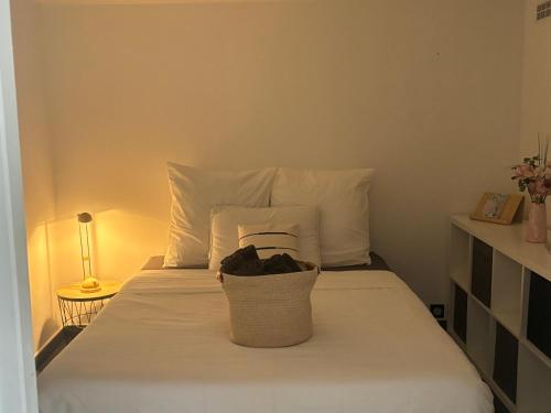 Una cama o camas en una habitación de Confortable et jolie Cocon ! Chez particulier