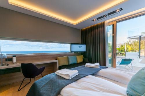 梅彻林基Przystań Mechelinki- Marina Del Mar的一间卧室，配有一张大床和一扇大窗户。