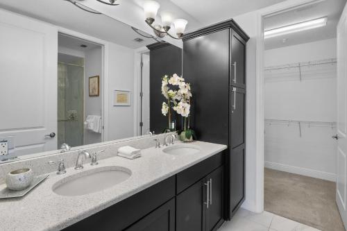 a bathroom with two sinks and a large mirror at One Happy Condo in Bradenton