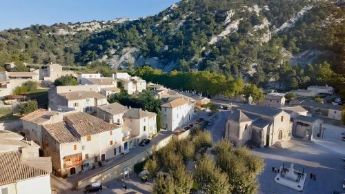 Robion en LuberonにあるCanto Cigalo Rdc 1の山のある町の空中