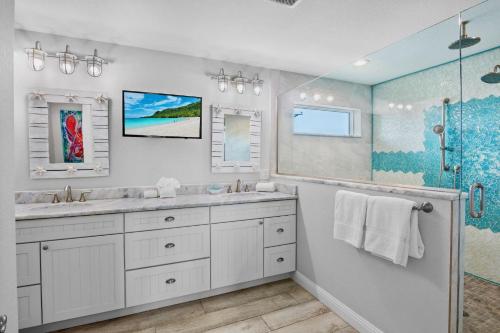 a bathroom with two sinks and a shower at Salty Margarita in Anna Maria Island