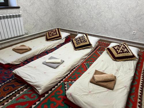 Ένα ή περισσότερα κρεβάτια σε δωμάτιο στο Abylay Guesthouse
