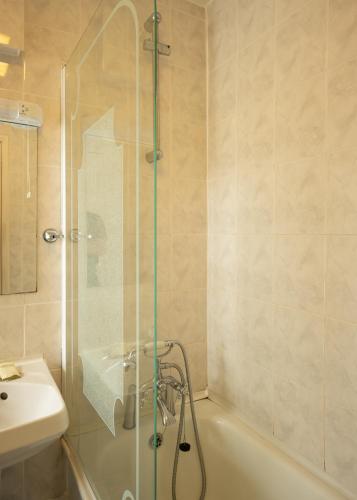 Ένα μπάνιο στο The Crown Hotel