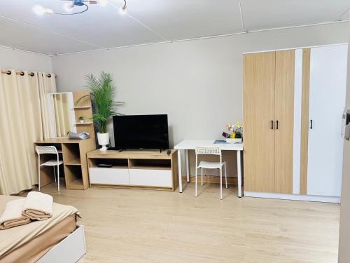 TV a/nebo společenská místnost v ubytování Next Station Impact Arena, Muang Thong Thani, C1-Free Wi-Fi