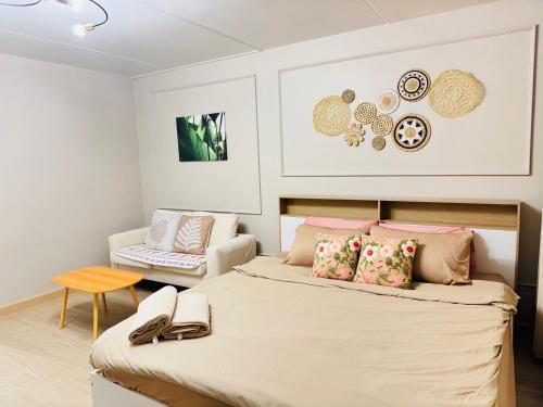 a bedroom with a bed and a couch at MoonStay C1 Impact Arena Muangthongthani-Donmuang-FreeSpeedWifi in Nonthaburi