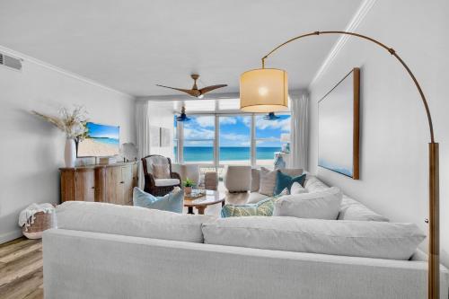 een woonkamer met een grote witte bank bij Shimmering Shores in Anna Maria Island