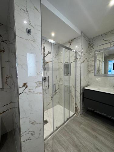 Bagno di Rebecca s Apartments Deluxe Family Sea View Anzio