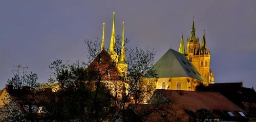 a building with turrets and domes on top of roofs at Ferienwohnung am Dom 2 in Erfurt