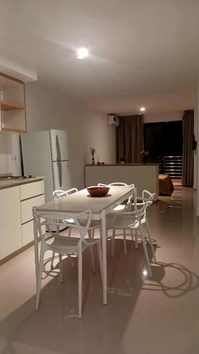 a white table and chairs in a kitchen at Ojo Turco Monoambiente Temporario in Santiago del Estero