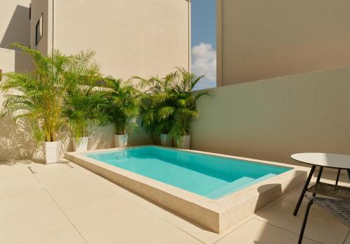 a swimming pool in a backyard with palm trees at URUUMI Onna Pool Villa ｳﾙｳﾐ ｵﾝﾅ ﾌﾟｰﾙ ｳﾞｨﾗ -公式- in Onna