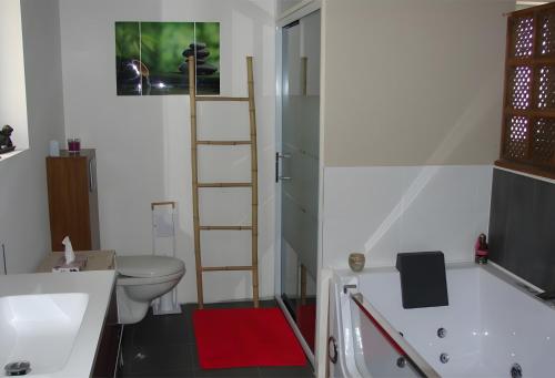 Un baño con inodoro, lavabo y ducha. en Villa Les Escouls, en Ribes
