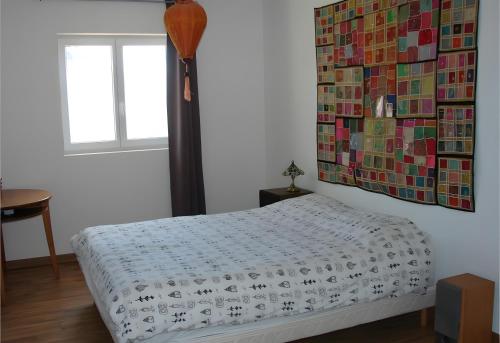 Un dormitorio con una cama y un cuadro en la pared. en Villa Les Escouls, en Ribes