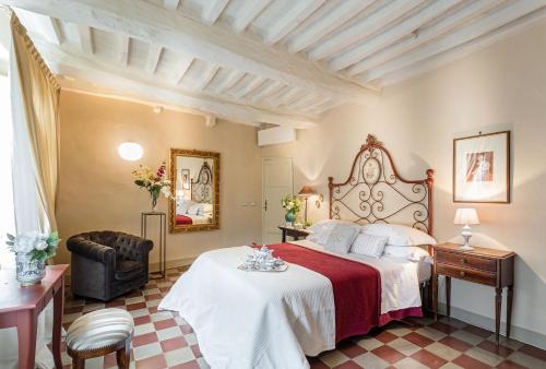 ルッカにあるAppartamento Stellarioのベッドルーム1室(赤と白のベッドカバー付きの大型ベッド1台付)