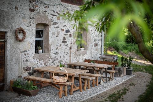 a group of picnic tables in front of a building at Schrotthof in Feldthurns