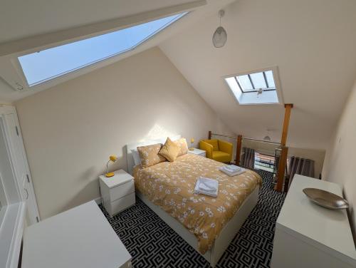 フォーディングブリッジにあるFordingbridge New Forest Town Apartmentの屋根裏のベッドルーム(ベッド1台、窓付)