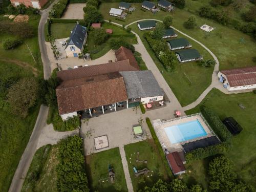 Bazén v ubytování Gite La Mauratie -4 bedroom House nebo v jeho okolí