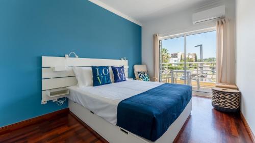 Postel nebo postele na pokoji v ubytování Cozy 1Bdr Flat w Pool in Vilamoura by Lovelystay