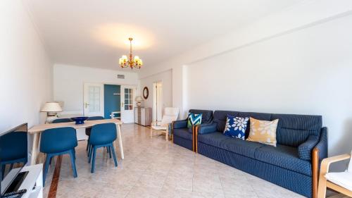 Posezení v ubytování Cozy 1Bdr Flat w Pool in Vilamoura by Lovelystay