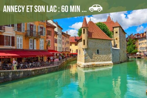 a view of a river in a city with buildings at Le Relai Du Val -Wifi Terrasse in Châteauneuf