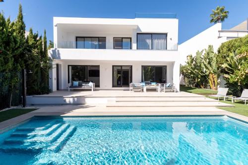 Luxury Villa with Heated Pool, Jacuzzi, Sauna and more