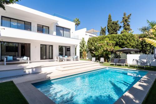 Luxury Villa with Heated Pool, Jacuzzi, Sauna and more
