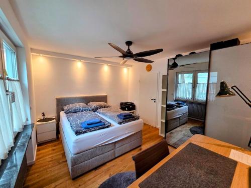 a bedroom with a bed and a ceiling fan at Design-Wohnung im Zentrum mit Balkon und Parkplatz in Offenbach