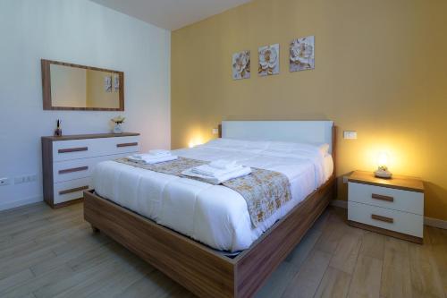 Un pat sau paturi într-o cameră la Casa Benedetta Charme Apartment Cremona Centro