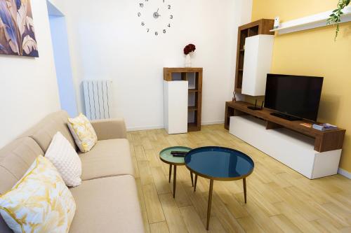 Un televizor și/sau centru de divertisment la Casa Benedetta Charme Apartment Cremona Centro