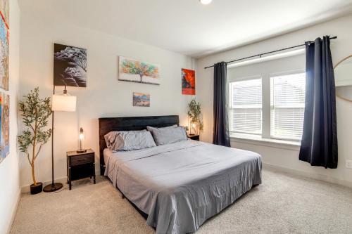 Postel nebo postele na pokoji v ubytování Yard and Office Spacious Family Home in Forney