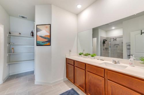 Koupelna v ubytování Yard and Office Spacious Family Home in Forney