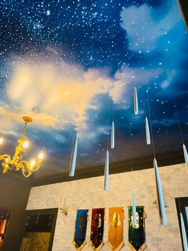 Un mural de un cielo estrellado en el techo. en Le refuge des Mans-raudeurs, en Le Mans