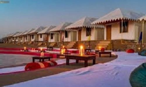 una fila di baite con la neve sul terreno di Dunes Heritage Desert Camp a Jaisalmer