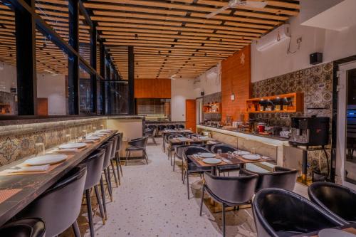 Restaurace v ubytování Park Avenue Hotel,Bannerghata Road,Near IIM Bangalore and Apollo Hospital