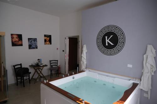 eine Badewanne mit einem Schild an der Wand in der Unterkunft Kosmosuite in Brindisi