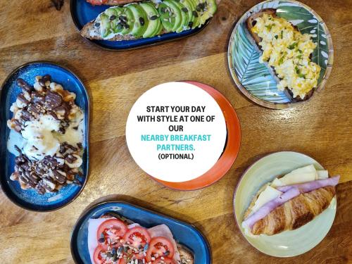 un grupo de tazones de comida sobre una mesa de madera en Numa Seville Solea, en Sevilla