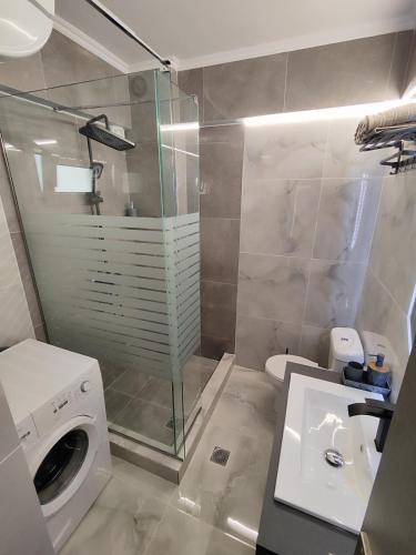 Ένα μπάνιο στο luxury apartment in the center of Livadia