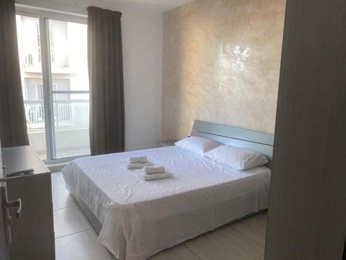 Ein Bett oder Betten in einem Zimmer der Unterkunft The Bright Bridge, Near Sliema with AC