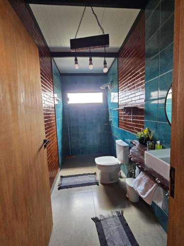 a bathroom with a toilet and a sink at Rancho Cata Vento in Santa Clara dʼOeste