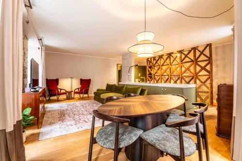 a living room with a table and a couch at Casa das Tertúlias in Leiria