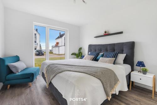 OlpenitzdorfにあるFerienwohnung Sprotte 2のベッドルーム1室(ベッド1台、青い椅子付)