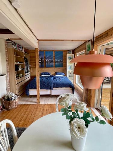 にあるPine Hillの部屋にベッドとテーブルがある寝室