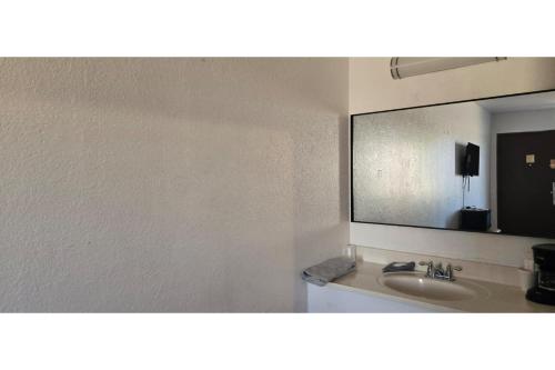 ローズバーグにあるHotel O Motel 10 Lordsburg I-10の洗面台と鏡のあるバスルーム