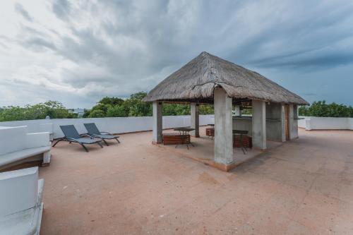 a gazebo with chairs and tables on a roof at Hotel Plaza Kokai Cancún in Cancún