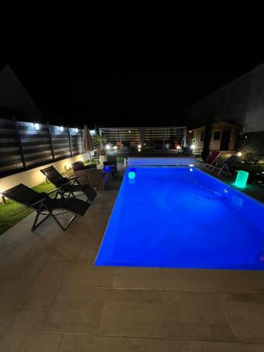 Maison 9 pers avec piscine chauffée jacuzzi proche orleans