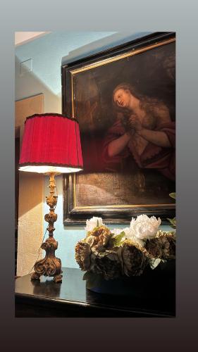 a lamp sitting on a table next to a painting at Art action room in Villanovafranca
