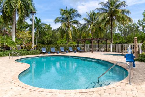 Bazén v ubytování Hampton Inn and Suites Coconut Creek nebo v jeho okolí
